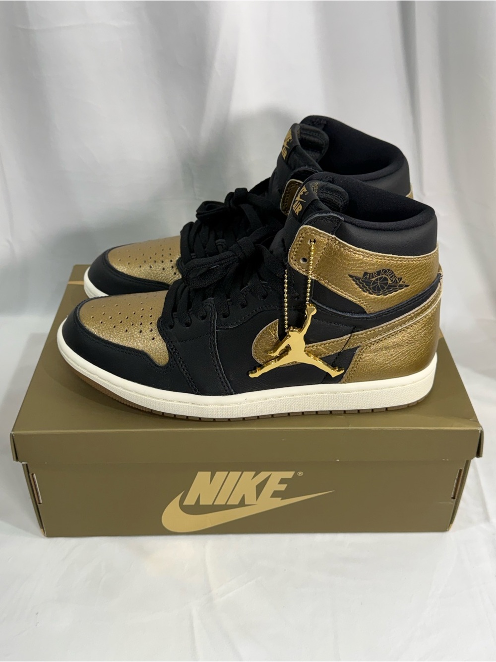 AIR JORDAN 1 RETRO HIGH OG
BLACK/METALLIC GOLD-SAIL